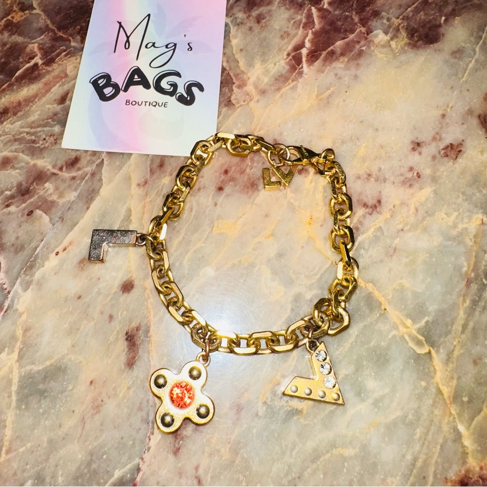 Louis Vuitton: Crystal Love Letters LV Charm Bracelet - Picture 7 of 12